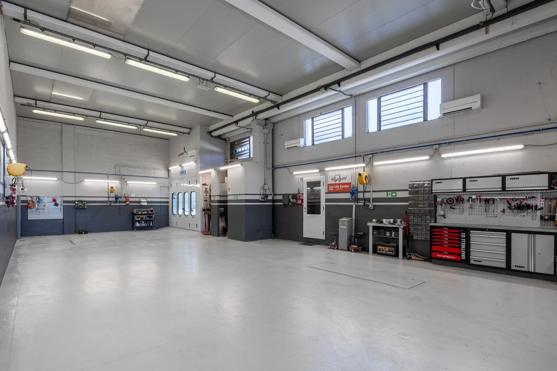 Interno del reparto carrozzeria di Autocarrozzeria Duemila