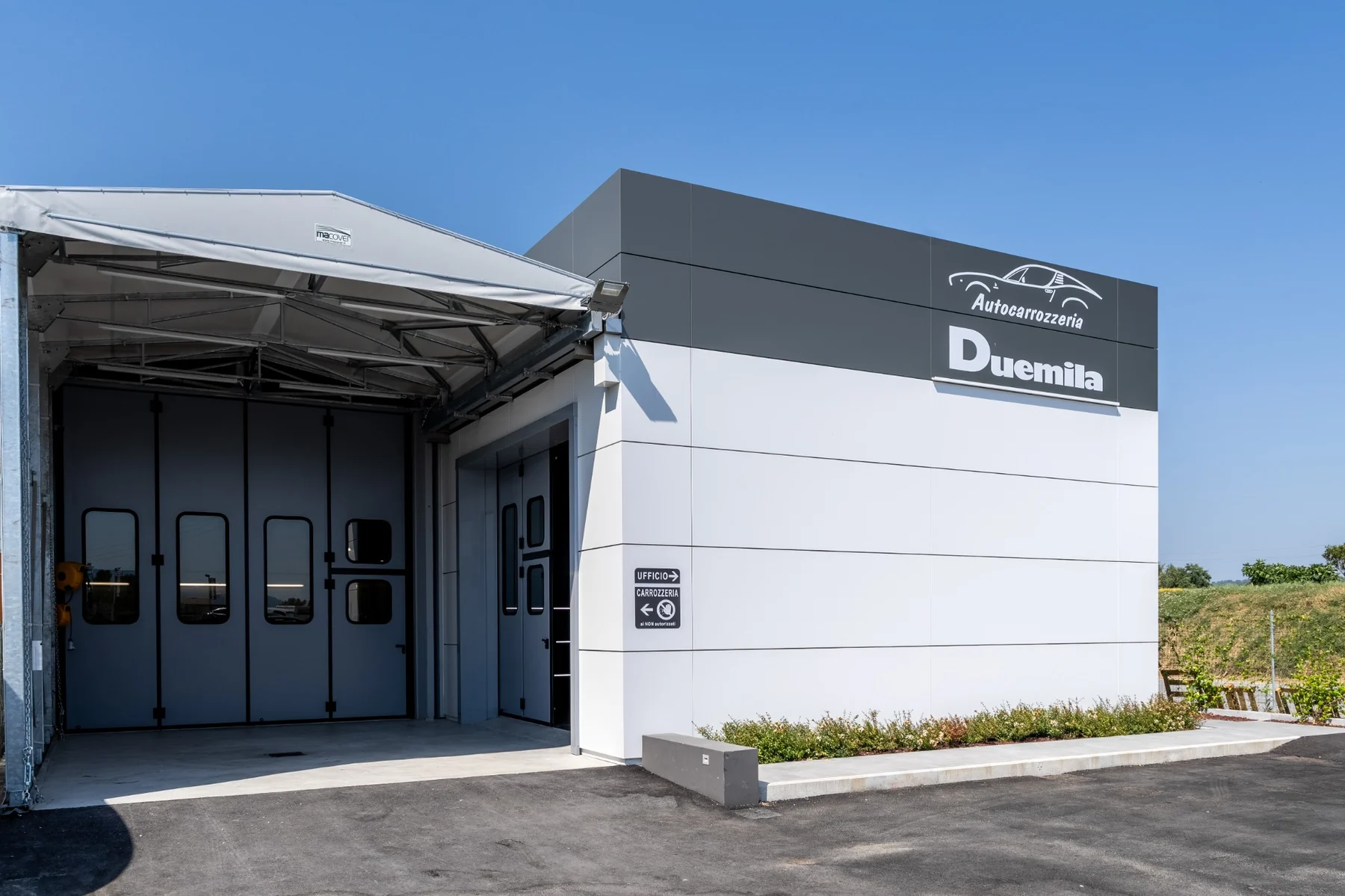 Facciata esterna di Autocarrozzeria Duemila a Capannori