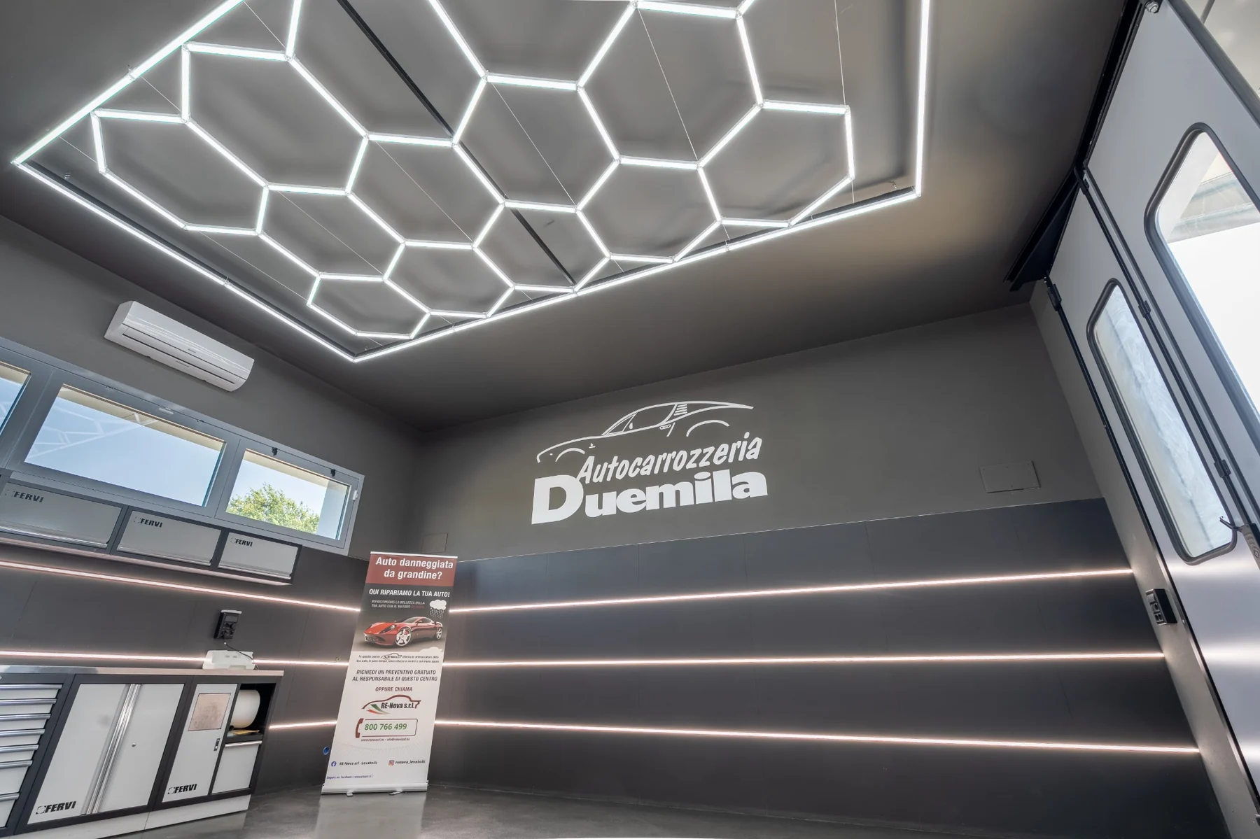 Soffitto illuminato della sala nanotecnologica