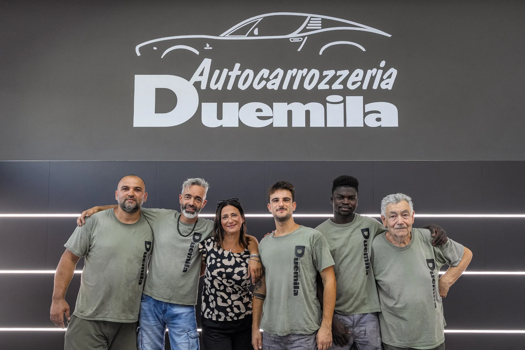 Foto di gruppo dello staff di Autocarrozzeria Duemila